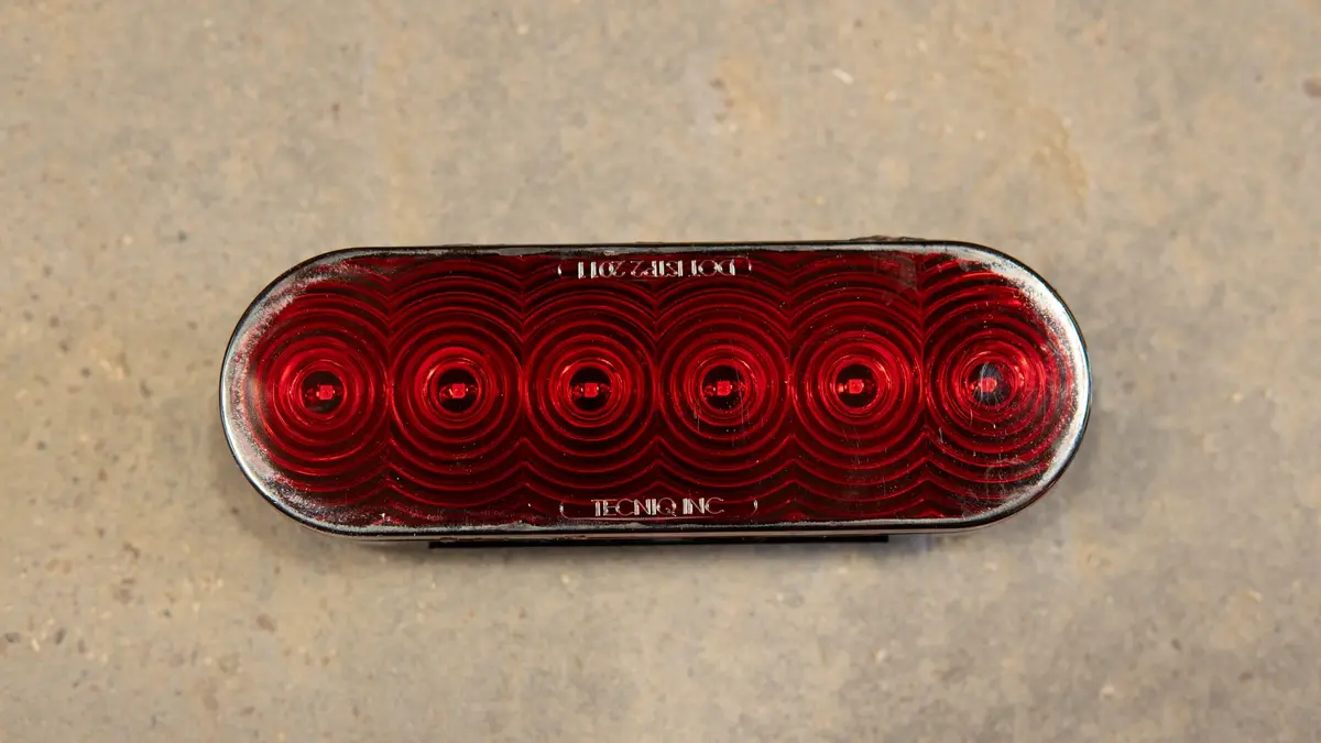 6" Oval 6 Led Stt Grommet Mount Red Lens 3 Pole 1